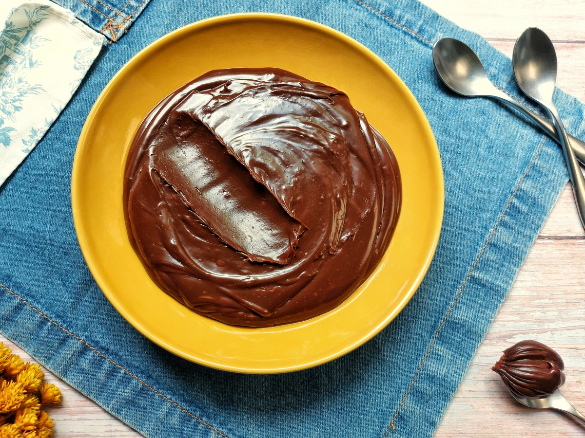 Tigela de creme de chocolate